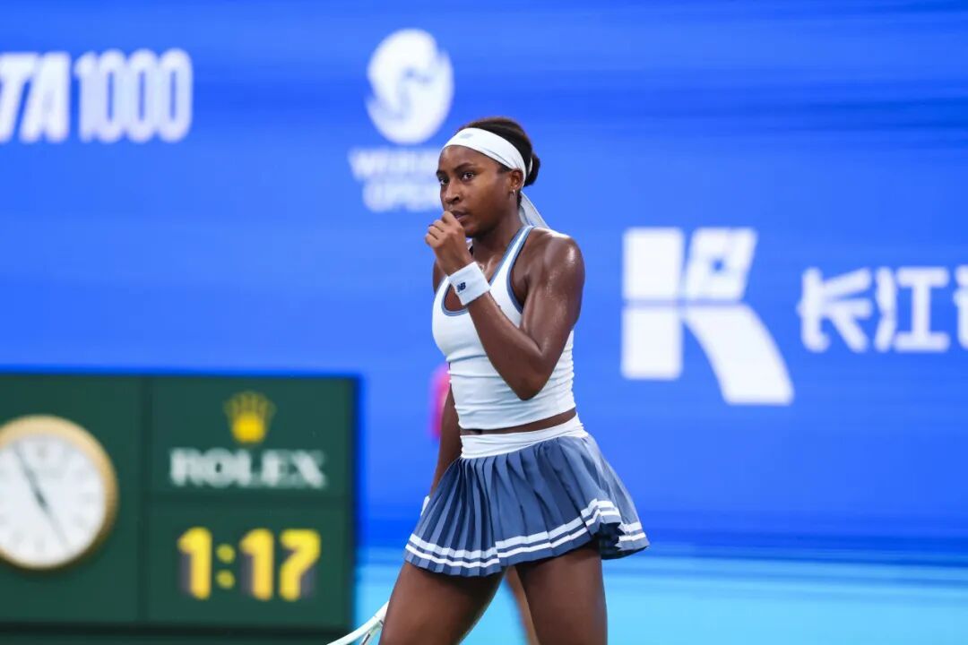 日出生于美, 女双方面她 日出生于美, 女双方面她