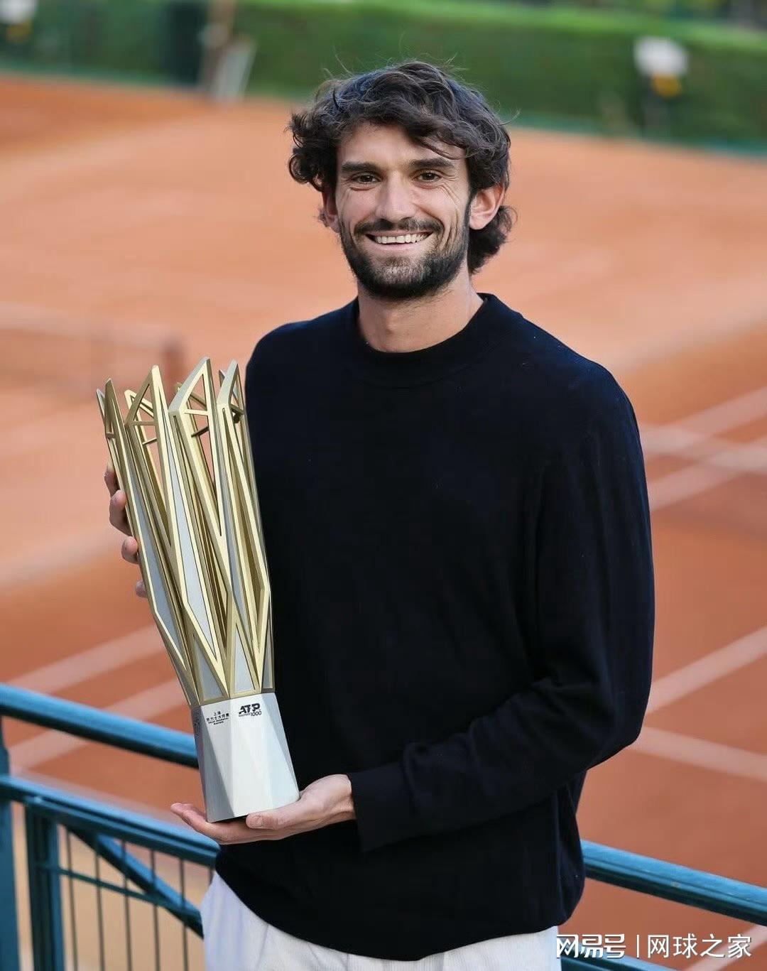 他连续击败, 的层次 他连续击败, 的层次