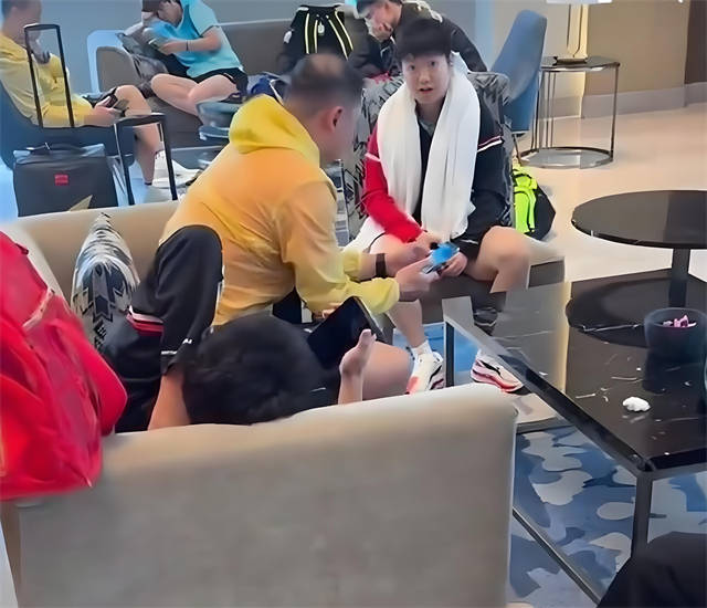 地偷笑, 上就公然犯